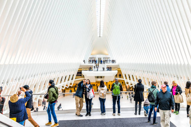 persone nell'hub di trasporto di oculus alla stazione della metropolitana world trade center di new york, pendolari, molte affollate sale della folla - fulton market foto e immagini stock