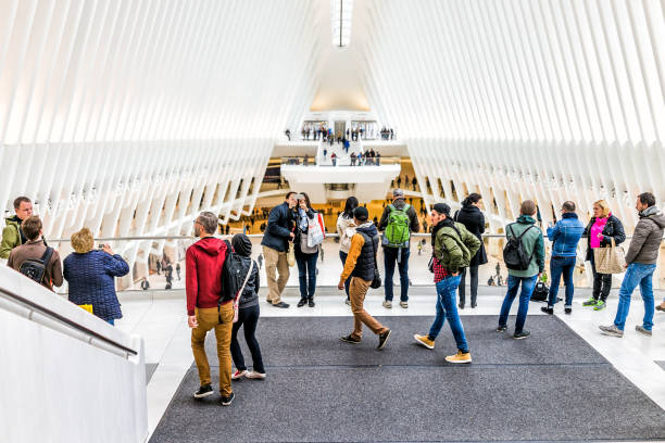 persone nell'hub di trasporto di oculus alla stazione della metropolitana world trade center di new york, pendolari, molte affollate sale della folla - fulton market foto e immagini stock