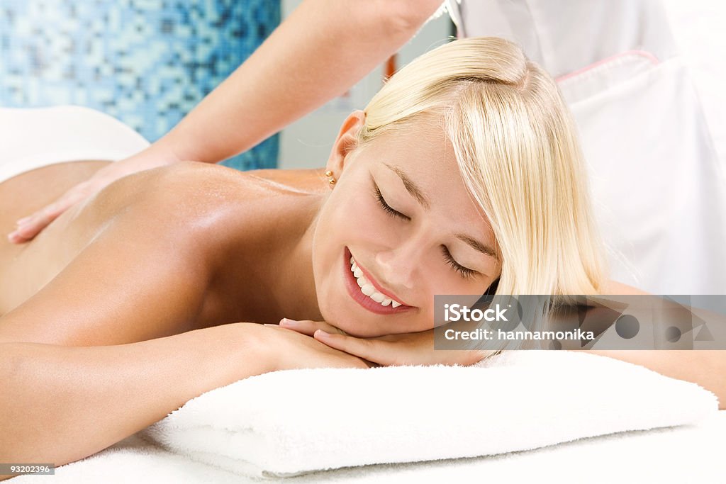 Hermosa mujer joven recibir un tratamiento de spa - Foto de stock de Aceite de oliva libre de derechos