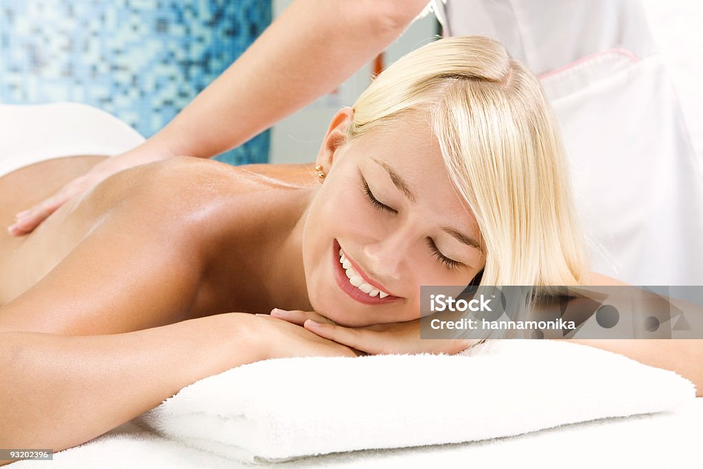Красивая молодая женщина, получение спа процедуры - Стоковые фото Альтернативная терапия роялти-фри