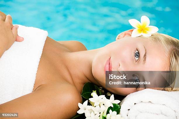 Piękna Młoda Kobieta W Spa - zdjęcia stockowe i więcej obrazów Aromaterapia - Aromaterapia, Basen, Biały