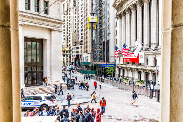 월 스트리트 뉴욕 증권 거래소 증권 거래소 건물 입구, 건축 비 계, 뉴욕 맨하탄 다운 타운 사람들과 낮은 금융 지구에서 난 간 - stock exchange stock market new york stock exchange floor 뉴스 사진 이미지