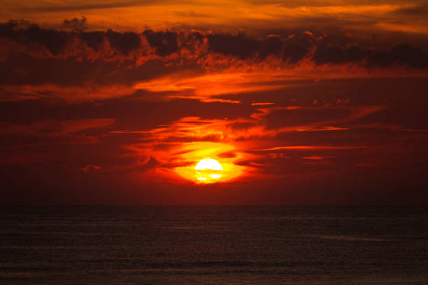 apocalyptique red sun - countdown to armageddon photos et images de collection