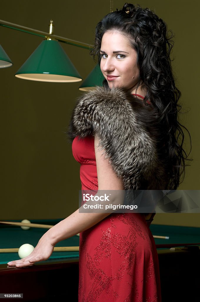 Женщина в красной - Стоковые фото Бильярд роялти-фри