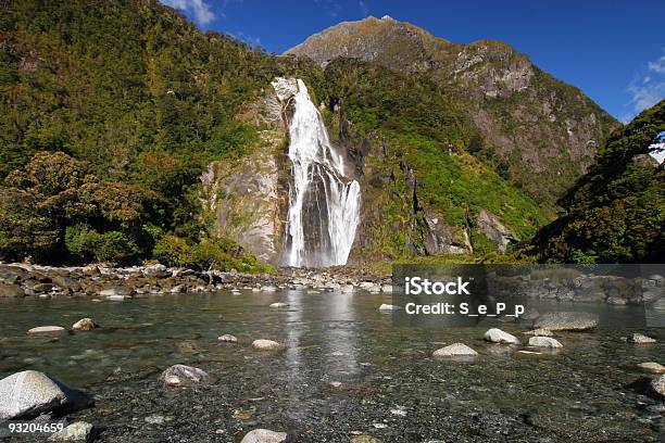 Bowen Cascata Milford Soundnova Zelândia - Fotografias de stock e mais imagens de Ao Ar Livre - Ao Ar Livre, Azul, Beleza natural