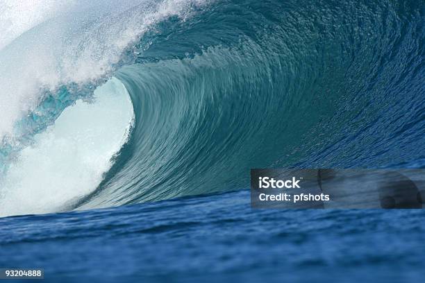 Bigwavebarrel Foto de stock y más banco de imágenes de Crecimiento - Crecimiento, Diseño ondulado, Hueco - Condición