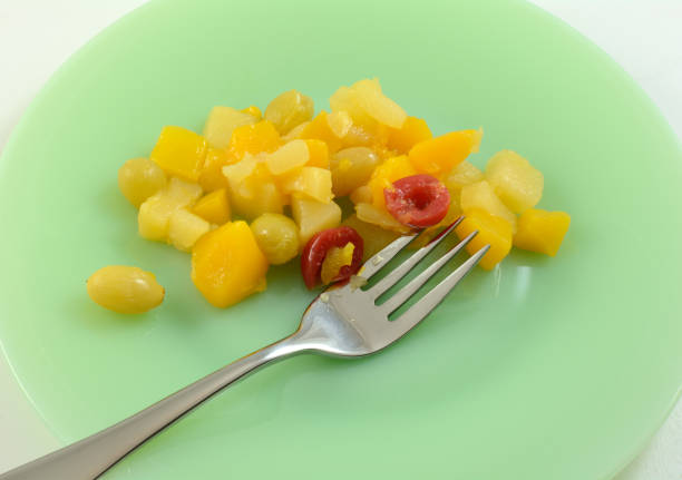 koktajl mieszany w puszkach na talerzu - peach canned food fruit fork zdjęcia i obrazy z banku zdjęć