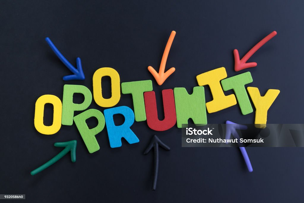 Frecce colorate che puntano alla parola OPPORTUNITÀ al centro alla lavagna, concetto di opportunità future nel percorso di carriera, lavoro o viaggio di lavoro, motivazione per il bersaglio della vita o successo nel lavoro - Foto stock royalty-free di Occupazione