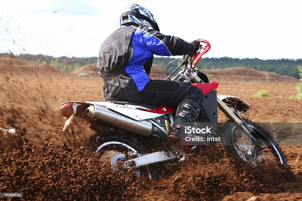 Внедорожные motorbike cornering в грязи - Стоковые фото Мотоцикл роялти-фри