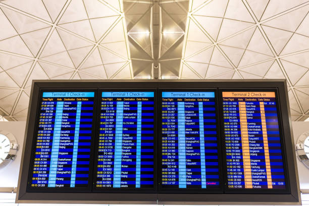 as chegadas do aeroporto ou do quadro das partidas - airport hong kong information sign arrival - fotografias e filmes do acervo