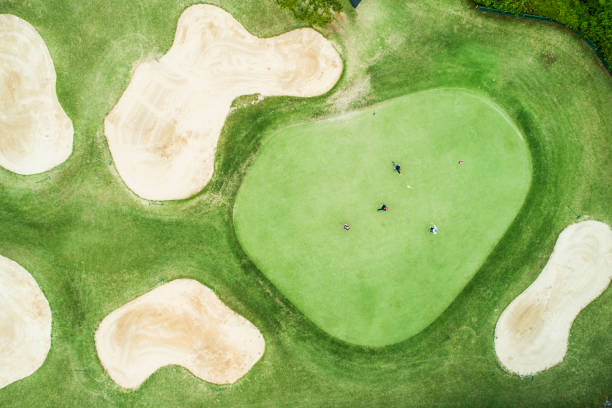 fotografia aerea di un campo da golf in una giornata di sole. - golf panoramic golf course putting green foto e immagini stock