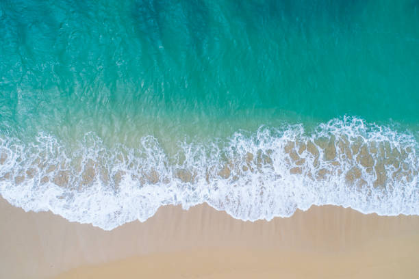 das meer und die insel. - aerial view fotos stock-fotos und bilder