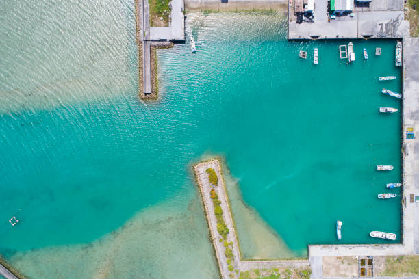 много различных лодок выстроились в ливневых водах. - sailboat pier bridge storm стоковые фото и изображения