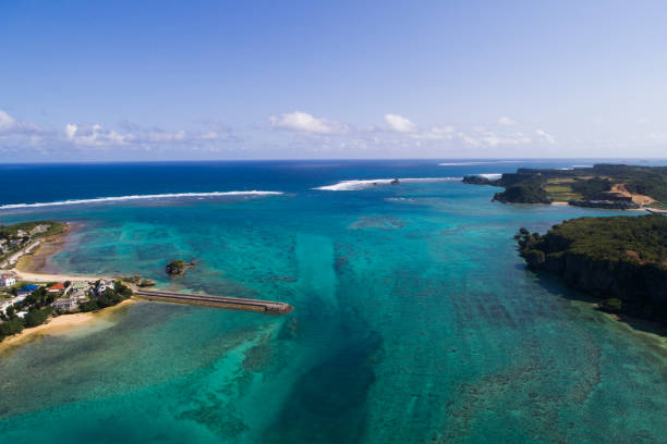 istock Blue sky, blue sea, and plants coexist. 932085544