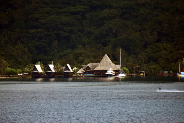 wschód słońca bora bora - polynesia bungalow beach sunrise zdjęcia i obrazy z banku zdjęć