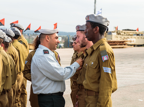 Mishmar David, Israel, Februar 21, 2018 : Officers of the IDF reward the soldier with the insignia at the formation in Engineering Corps Fallen Memorial Monument in Mishmar David, Israel