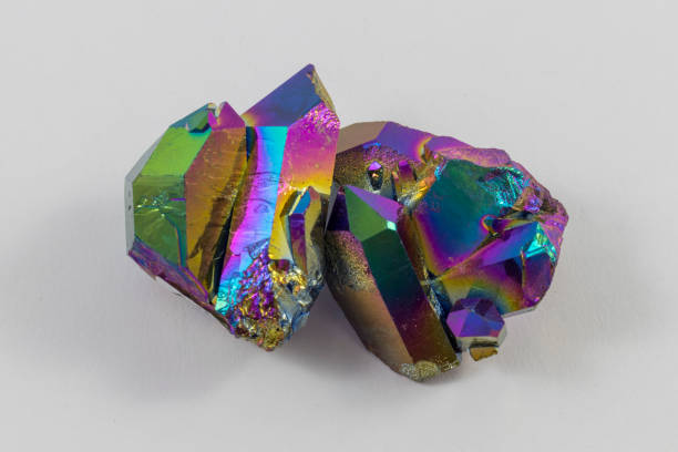 piękny tęczowy tytanowy kryształ kwarcowy aura - amethyst crystal gem nature zdjęcia i obrazy z banku zdjęć