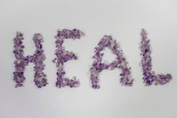 várias belas peças de ametista ortografia a palavra heal - amethyst necklace gem purple - fotografias e filmes do acervo