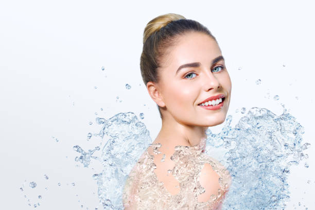 mujer hermosa joven con salpicaduras de agua - human face water washing women fotografías e imágenes de stock