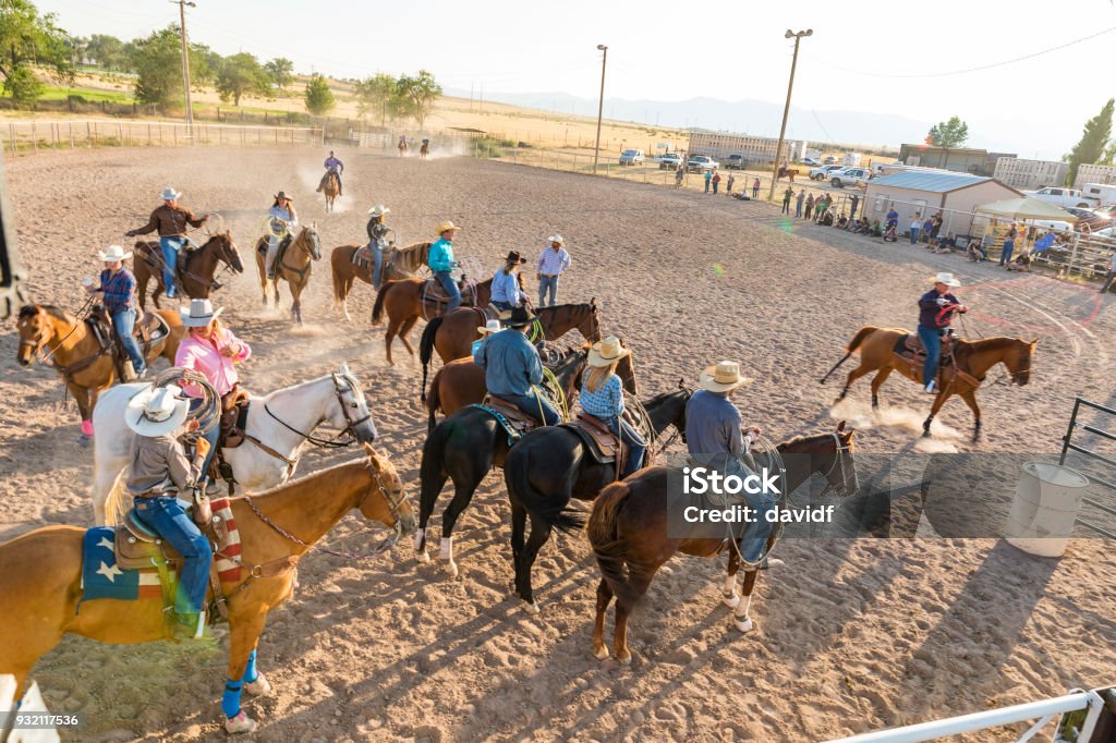 Folla a cavallo Guarda l'evento team roping in un Rodeo polveroso - Foto stock royalty-free di Cavallo - Equino Folla a cavallo Guarda l'evento team roping in un Rodeo polveroso - Foto stock royalty-free di Cavallo - Equino