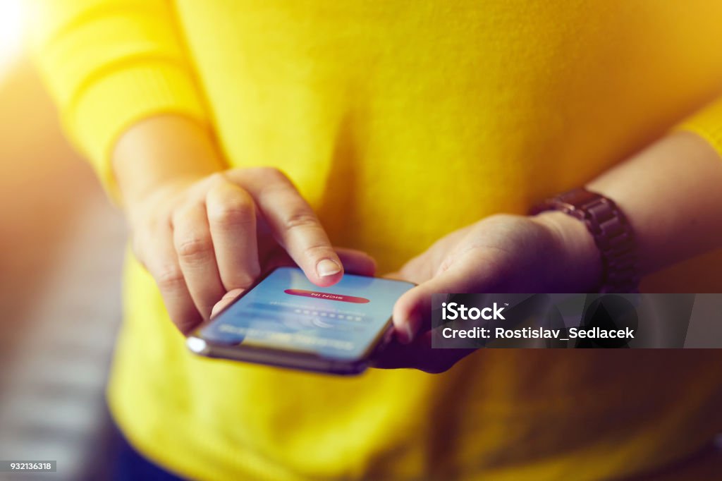 Mujer se suscriba a la banca con su teléfono móvil - Foto de stock de Agarrar libre de derechos