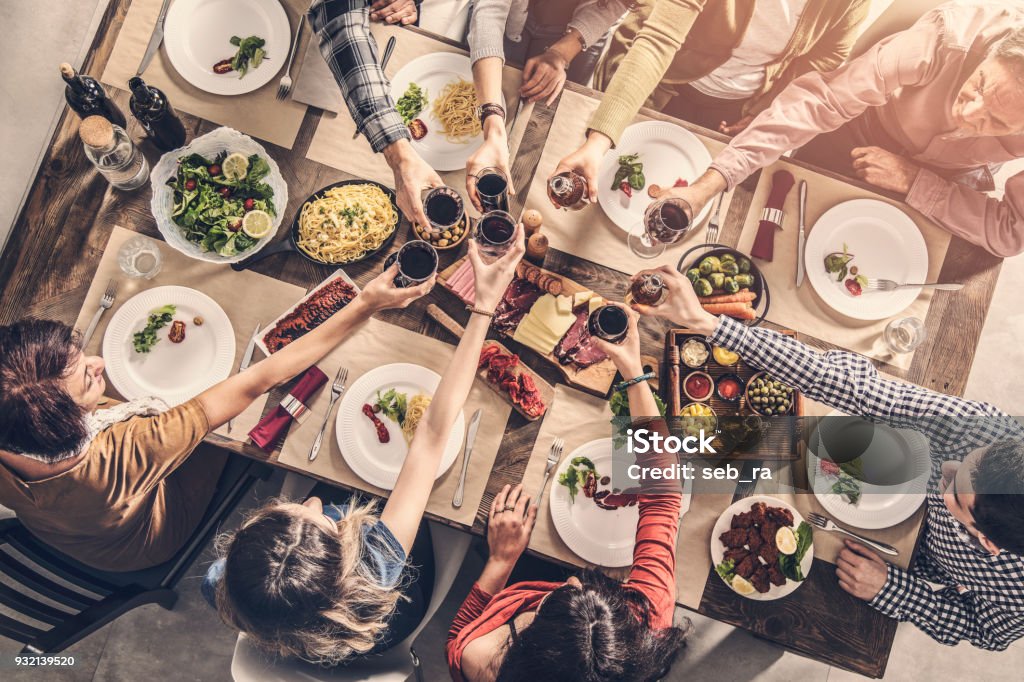 Grupo de personas con comida convivencia comedor tostado gafas - Foto de stock de Mesa - Mueble libre de derechos