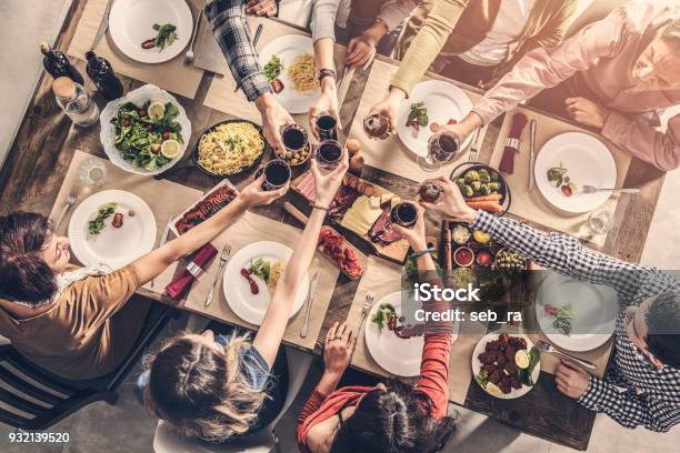 Grupo De Personas Con Comida Convivencia Comedor Tostado Gafas Foto de stock y más banco de imágenes de Mesa - Mueble