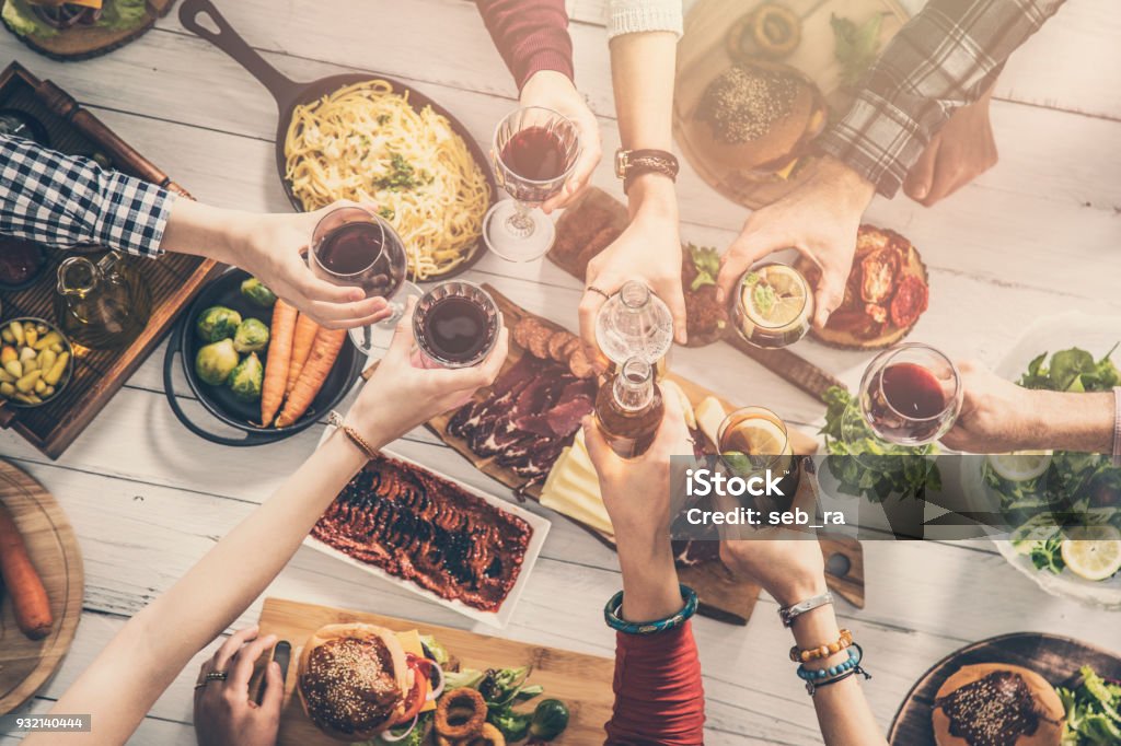 Grupo de personas con comida convivencia comedor tostado gafas - Foto de stock de Alimento libre de derechos