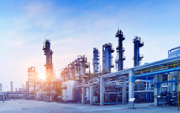 rafineria ropy naftowej, zakłady chemiczne i petrochemiczne - chemical plant refinery industry pipe zdjęcia i obrazy z banku zdjęć