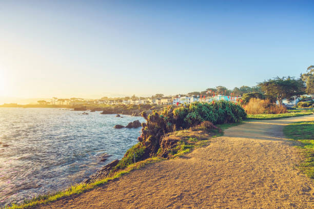 malownicza plaża karmelu carmel-by-the-sea, kalifornia - coastline california built structure house zdjęcia i obrazy z banku zdjęć