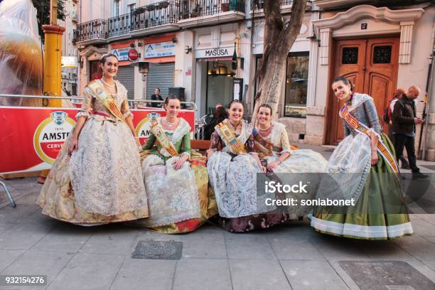 Las Mujeres Falleras Mayores De Valencia Foto de stock y más banco de imágenes de Acontecimiento - Acontecimiento, Adulto, Artesanía