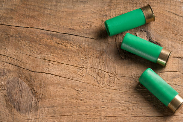 escopeta en la mesa de madera - cartridges meters fotografías e imágenes de stock