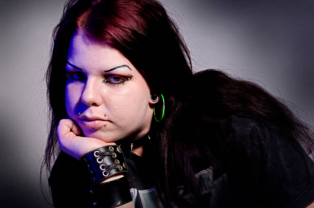 альтернативные гот девушка - pierced punk goth teenager стоковые фото и изображения
