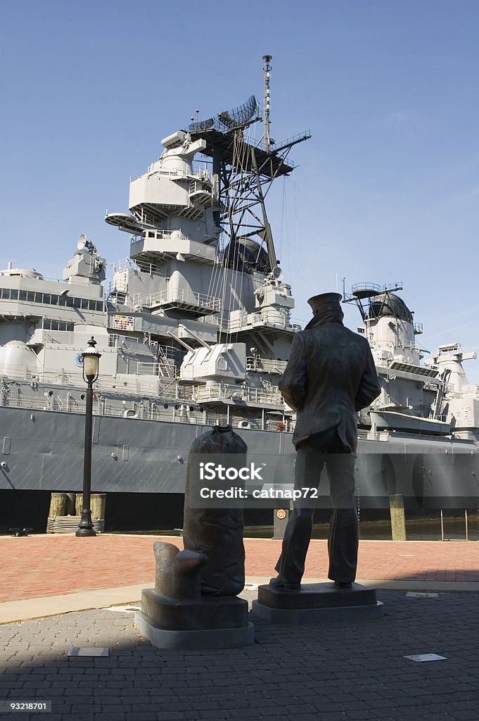 Marinaio in piedi con noi Marina, Battleship WW2 USS Wisconsin - Foto stock royalty-free di Marina Militare Americana