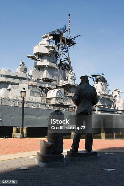 Marinaio In Piedi Con Noi Marina Battleship Ww2 Uss Wisconsin - Fotografie stock e altre immagini di Marina Militare Americana