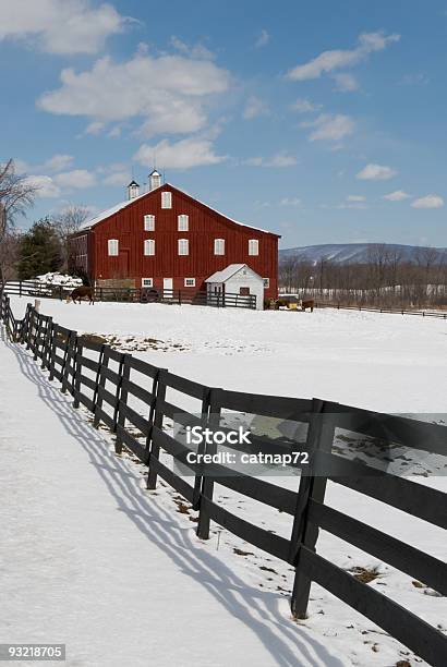 Czerwona Stodoła W Zimie Śnieg I Słońce Pensylwania Usa - zdjęcia stockowe i więcej obrazów Gospodarstwo