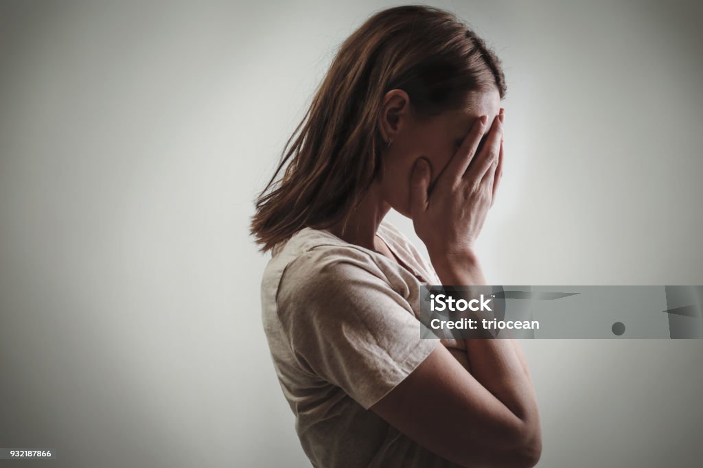 Porträt von depressiven Frau, bedeckte das Gesicht mit den Händen, Seitenansicht - Lizenzfrei Eine Frau allein Stock-Foto