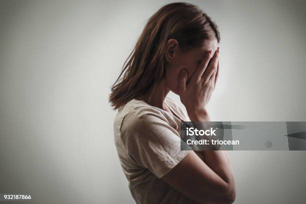 Porträt Von Depressiven Frau Bedeckte Das Gesicht Mit Den Händen Seitenansicht Stockfoto und mehr Bilder von Eine Frau allein