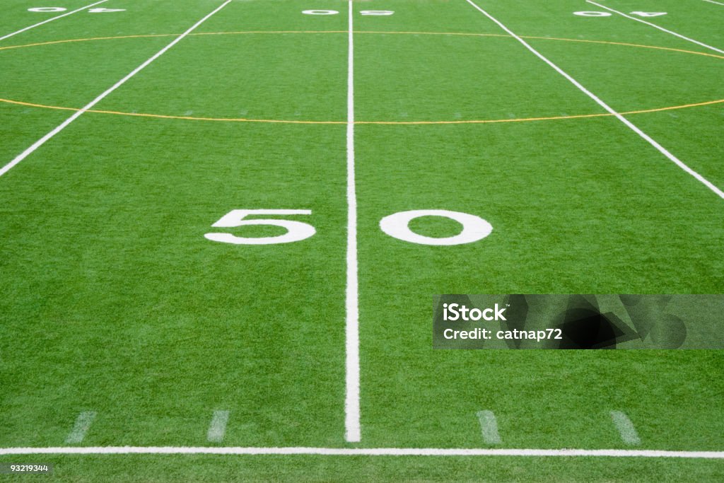 Futbol amerykański pola linii 50 stoczni na trawie - Zbiór zdjęć royalty-free (Powyżej)