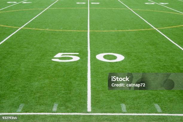 Futbol Amerykański Pola Linii 50 Stoczni Na Trawie - zdjęcia stockowe i więcej obrazów Powyżej - Powyżej, Boisko do futbolu amerykańskiego, Futbol amerykański