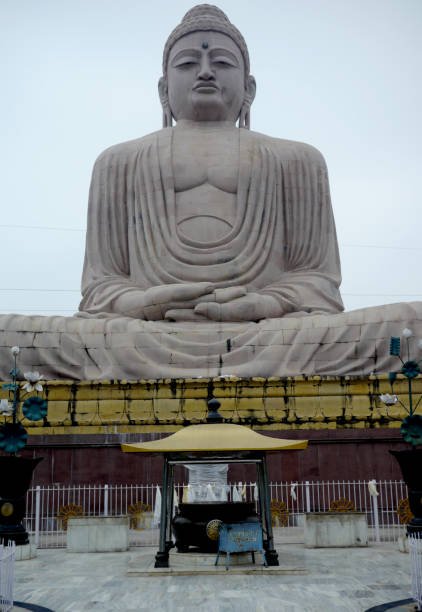 célèbre statue de bouddha à bohd mes, inde - bodhgaya architecture image human age photos et images de collection
