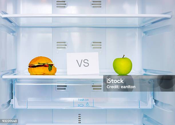 Sanduíche Versus Maçã - Fotografias de stock e mais imagens de Alimentação Não-saudável - Alimentação Não-saudável, Azul, Branco