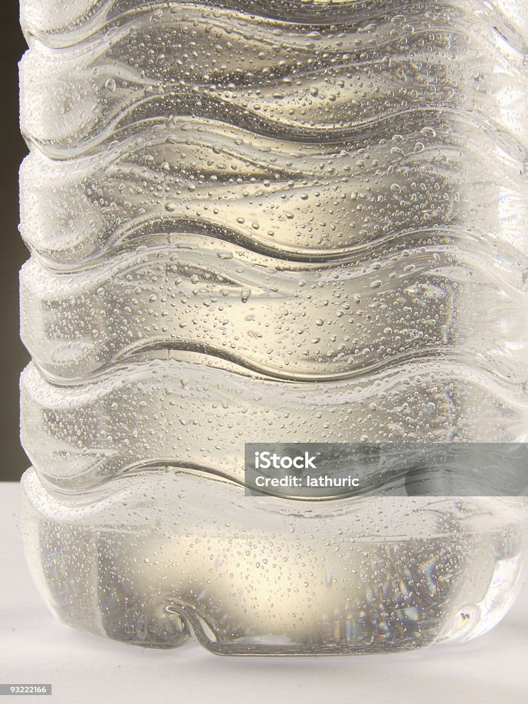 Botella de plástico de agua - Foto de stock de Agua potable libre de derechos
