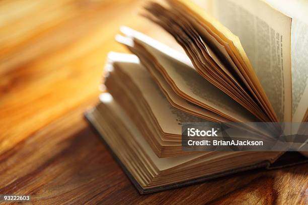 Um Livro - Fotografias de stock e mais imagens de Bíblia - Bíblia, Livro, Lombada de Livro