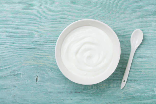 素朴な木製テーブル トップ ビューでボウルに新鮮なギリシャ ヨーグルト。 - yogurt greek culture milk healthy eating ストックフォトと画像