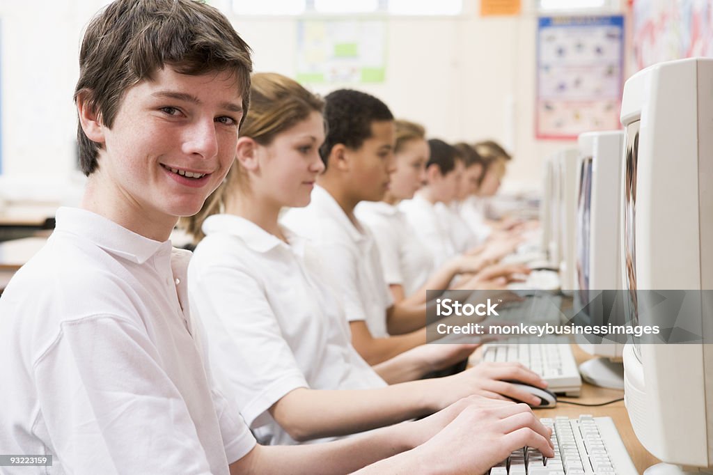 Alunos a estudar na frente de um computador - Royalty-free Computador Foto de stock