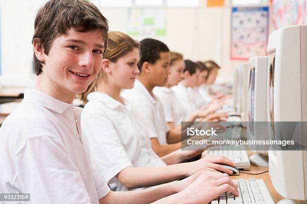 Alunos A Estudar Na Frente De Um Computador - Fotografias de stock e mais imagens de Computador - Computador, Criança em Idade Escolar, Sala de Aula