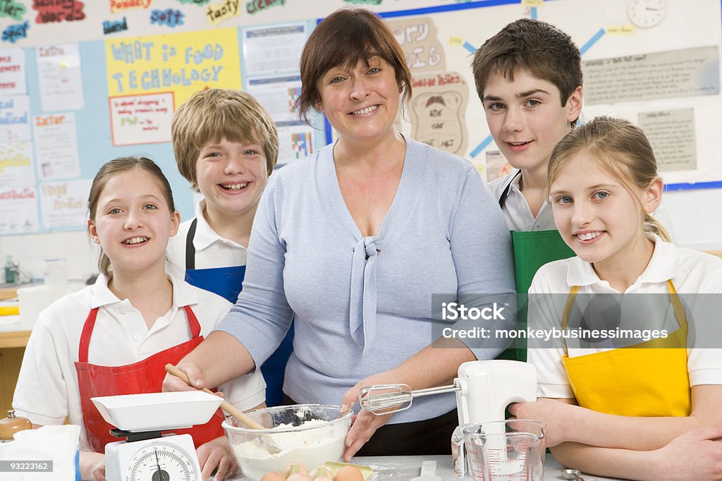 Schoolchildren 및 교사 에서 쿠킹 클래스 수강 - 로열티 프리 요리하기-음식 준비 스톡 사진
