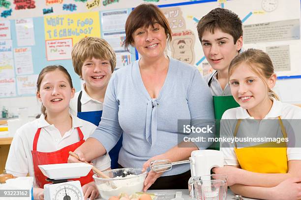 Schoolchildren 및 교사 에서 쿠킹 클래스 수강 요리하기-음식 준비에 대한 스톡 사진 및 기타 이미지 - 요리하기-음식 준비, 교습, 보여주기