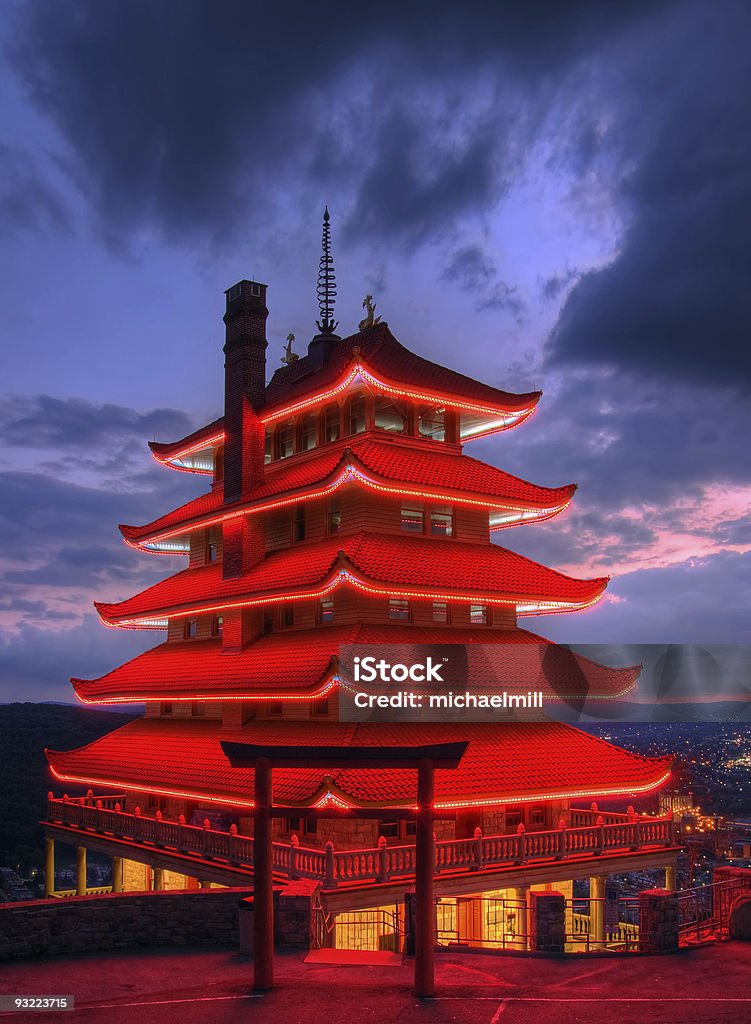 Pagoda con vista sulla città di lettura, Pennsylvania a notte - Foto stock royalty-free di Ambientazione esterna